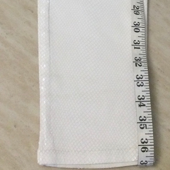 Britany ankle jeans by Guess in sparkly white with a bit of stretch. - Picture 9 of 10